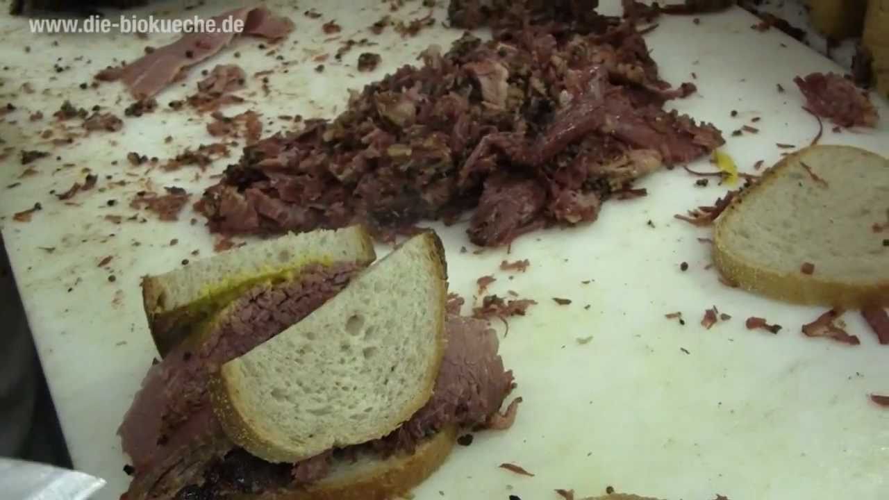 "Chez Schwartz`s": smoked meat (Rauchfleisch) in Montréal - YouTube