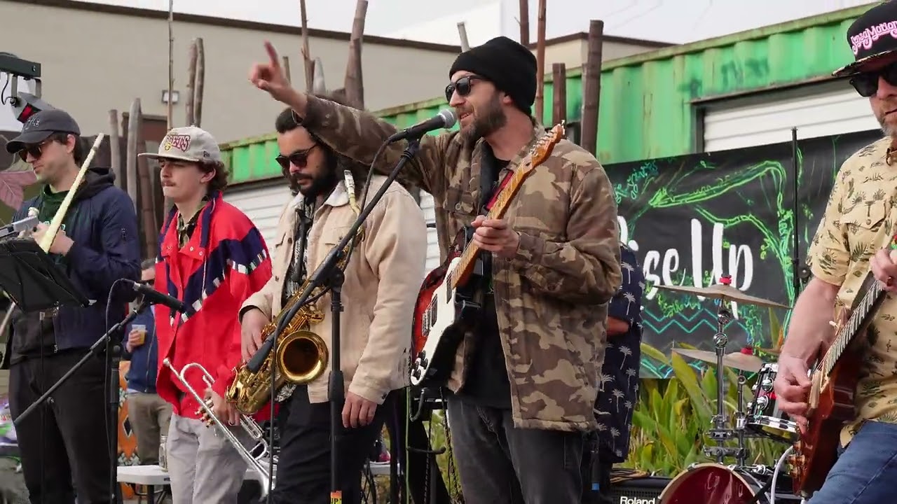 night market 831 with rise up reggae band