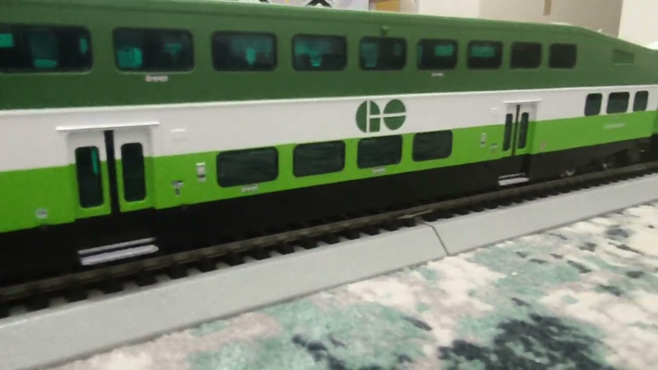 My GO Train Ho Scale MP40 Locomotive 624 Pulling 9 Cars of Train in The New Scheme Running My Layout