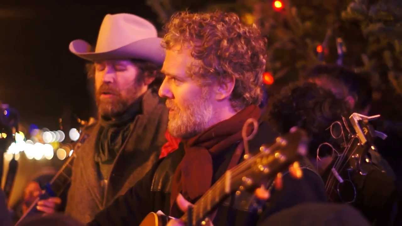 Glen Hansard and Liam O'Maonlai busking on Grafton Street in Dublin