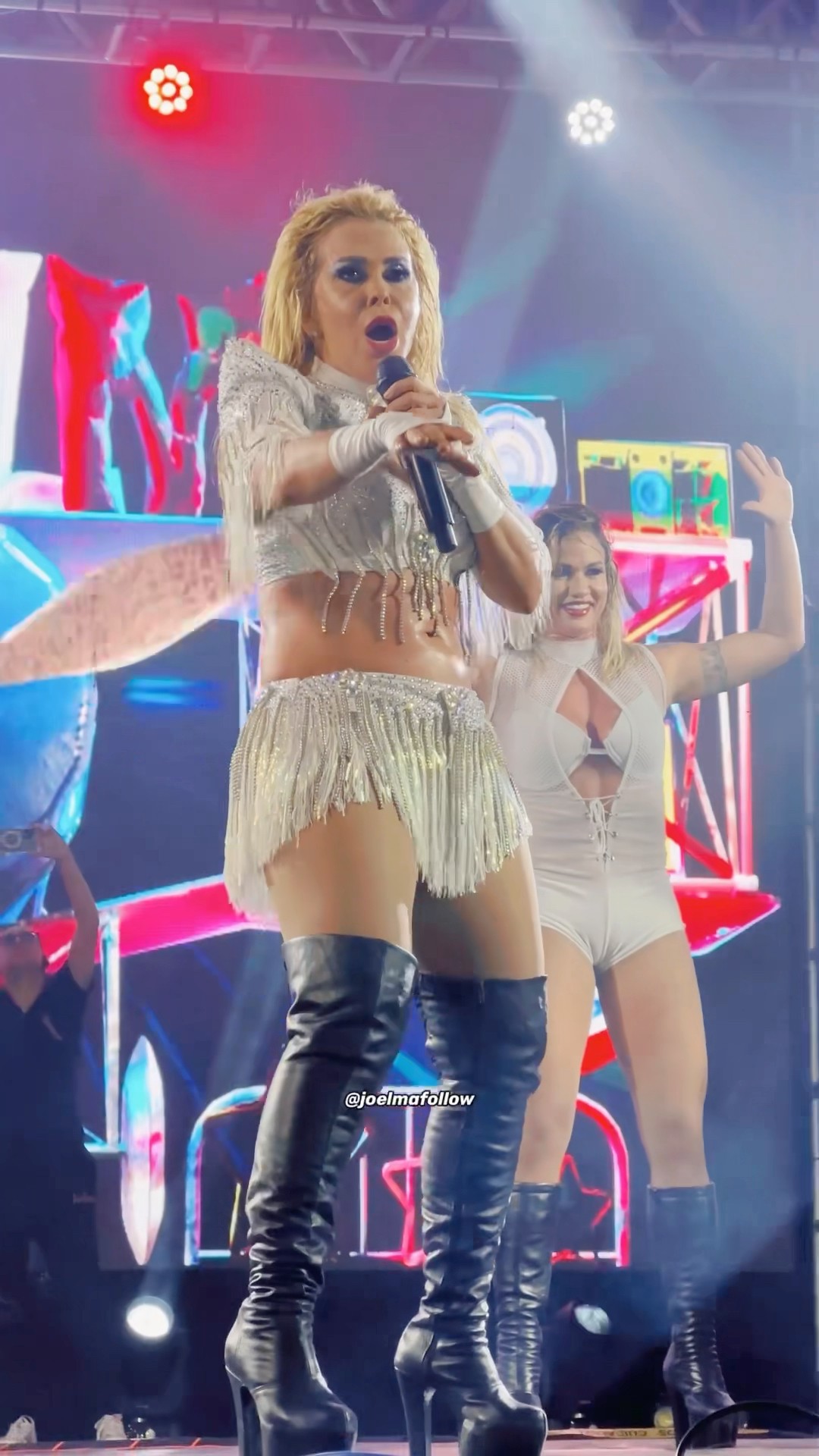 Joelma se jogando no tacacá