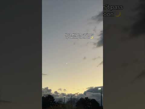 just a girly who can't pass up admiring the moon 🌙