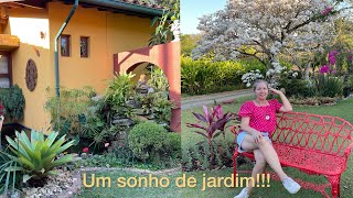 Muitas flores e decoração!! Um dos jardins mais lindo que conheci !!