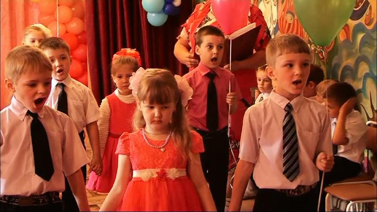 Выступление малышей на выпускном в детском. Танец с малышами на выпускной в детском саду. танец выпускников с малышами на выпускной в детском саду. клип на выпускной детям. родители и дети на выпускном в саду.