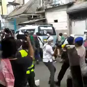 Bang jago berusaha menarik jawara betawi di tanah abang