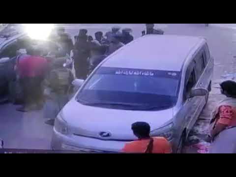 أفراد لواء دفاع شبوة ينهالو بضرب على صاحب باص نها أكثر من12فرد بدون سبب لاتنسوا الاشتراك في القناة