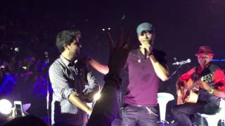 Enrique Iglesias cantando con un chaval del público. Palau Sant Jordi. (by ARKO.pro)