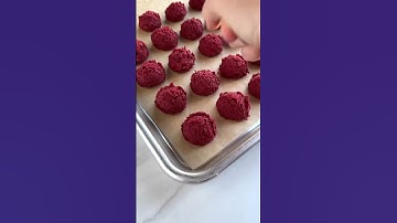 Red velvet crinkle cookies! Recipe - cakemehometonight.com! #christmas #cookies ￼