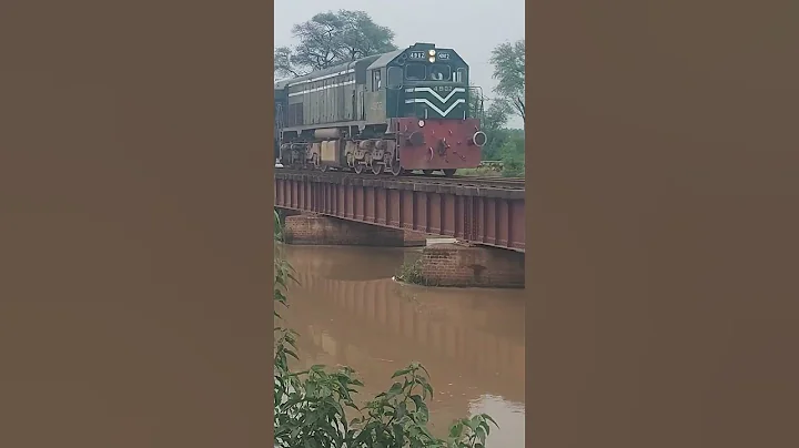 Train Crossing Canal Bridge | Pakistan Railway Train Video