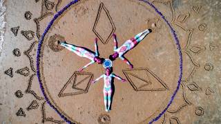 bodypainter lana chromium sand artist leslie k monroy turning the beach into their canvas