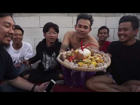 PERTUNJUKAN MENYAKITI DIRI