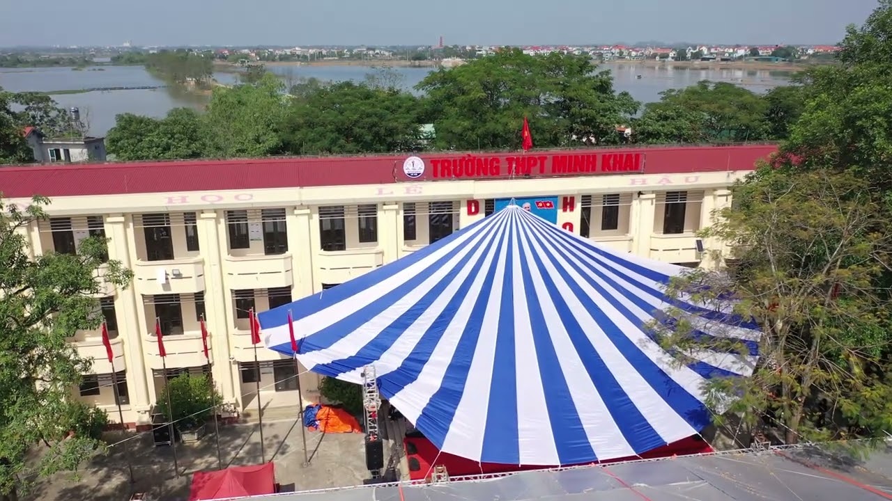 Toàn cảnh trên cao trường THPT Minh Khai