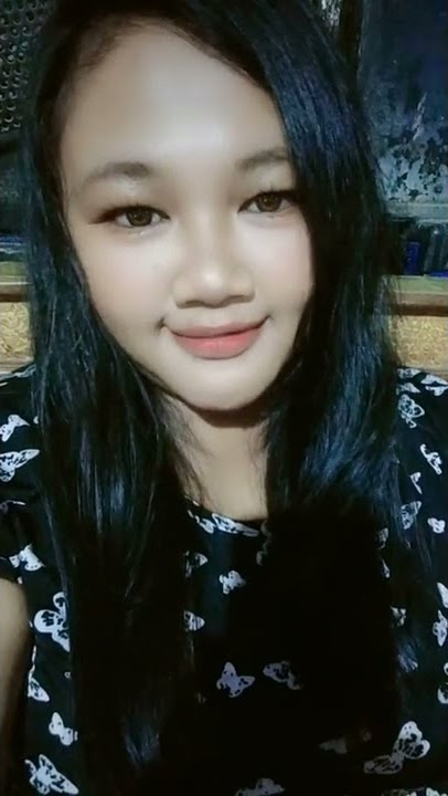 senyum miring