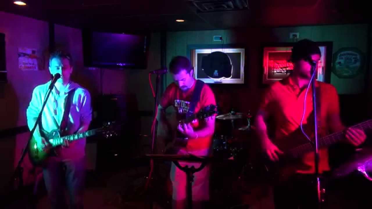 The Troubadours Perform Roses are Free