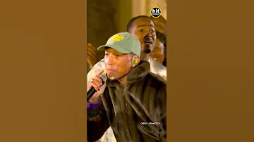 Pharrell Williams Accompagné De 70 Choristes Chantent Happy 