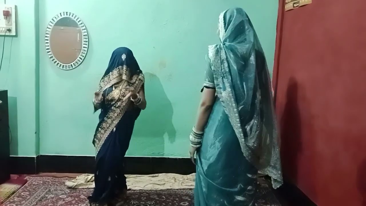 Meri pyari didi yellow suit mein Meri Bhabhi sky blue sadi mein aur meri mummy ne bhi kara dance
