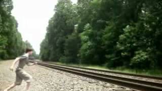 Loco idiota cruzando la via del tren accidente