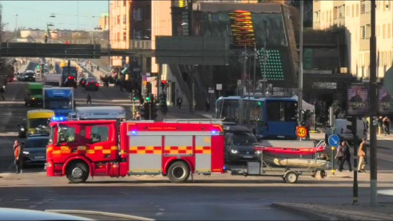 DRUNKNINGSLARM LILJEHOLMSBRON STOCKHOLM. storstockholms brandförsvar + ambulanshelikopter + aisab