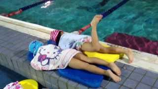 1021114[3Y11M24D] 陳小忛的第一堂游泳課。練踢腿