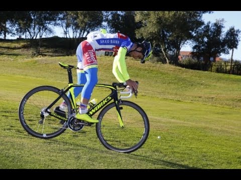 Peter Sagan and Vittorio Brumotti playing golf on the bike (via TV JoJ - Slovak)