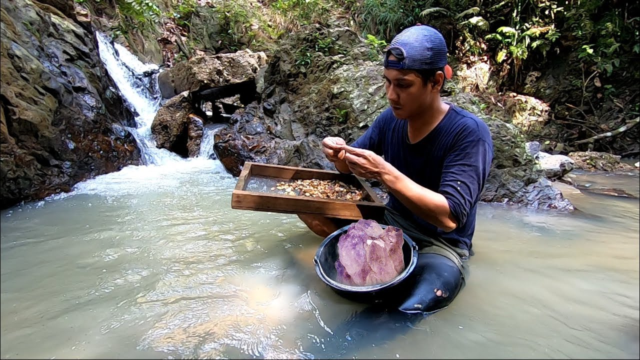 MUJUR SEKALI,BERBURU BATU KRISTAL KE DALAM HUTAN,AUTO PANEN BANYAK BATU PERMATA AMETHYS & QUARTZ