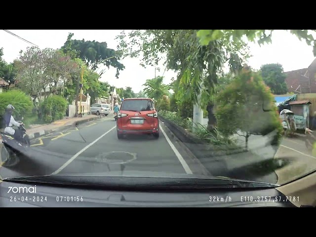 Bundaran UGM - Ketemu Pengendara motor emak² muda bikin gedek kepala pengendara lain.. class=