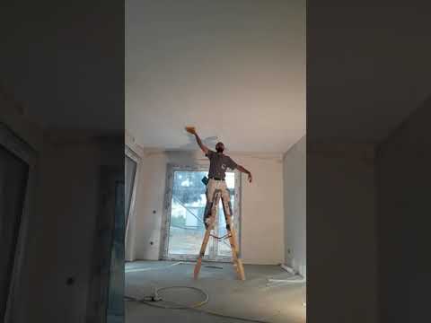 فيديو: قواعد رغوة السقف (55 صورة): كيف وكيف نلصق قواعد الرغوة على ورق الحائط وإلى السقف الممتد؟ الأبعاد والتصميم