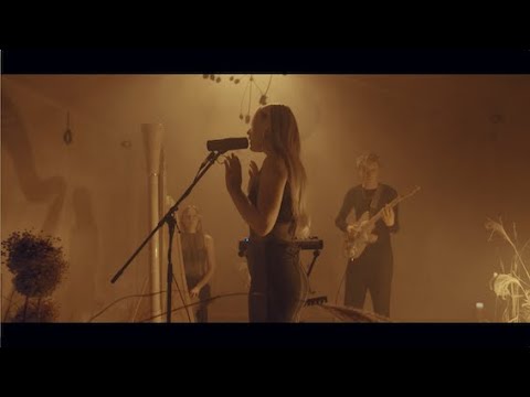 Assista ao videoclipe da música {trackName} de {artistName}