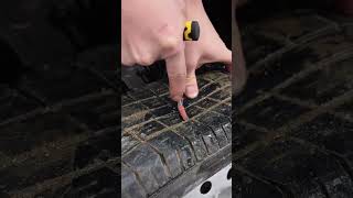 Un pequeño clavo te ayuda a reparar el neumático rápidamente.#repairtires #tire #cartools #mechanic