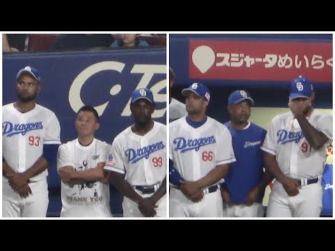 福田永将の引退スピーチに涙するメヒア。涙をこらえながら通訳する桂川さんとルイスさん（2023年10月3日）