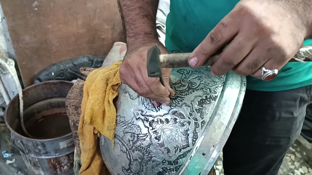 He brings an Iranian masterpiece to life in his workshop: the art of engraving.