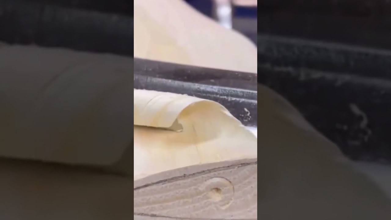 making a very nice and very interesting axe handle 