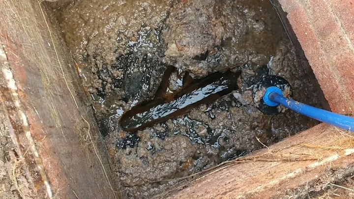 Blocked manhole sewage juice #blockeddrains #drainunblocking #sewage