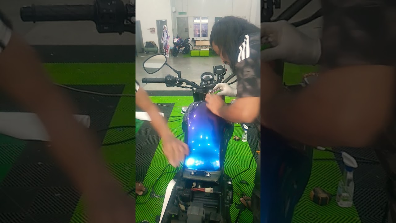 Wrapping tank motorcycle