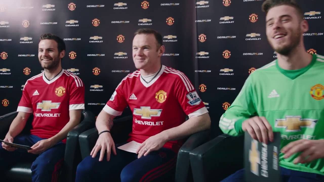 Chevrolet Mascots Para Pemain Manchester United Players Saling