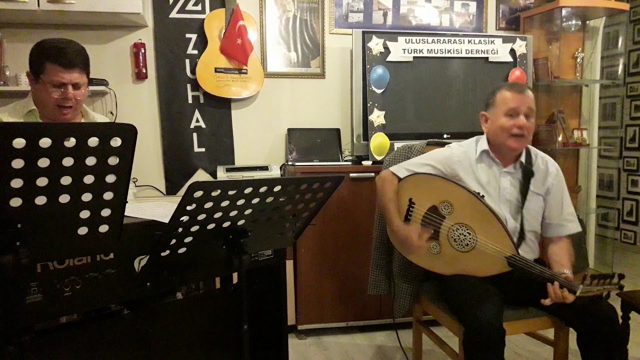 GİTTİĞİNDE ANLADIM HÜSNÜ ÜSTÜN HOCAMIZLA KENDİ ESERİNİ GEÇERKEN.