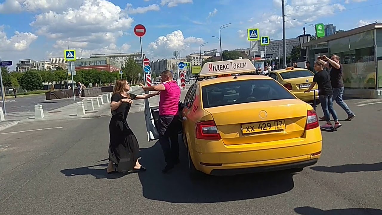 Женщина напала на таксиста в Москве - YouTube