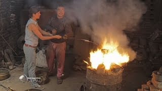 Tania Young s'essaye au métier de fondeur Tania Young s'essaye au métier de fondeur