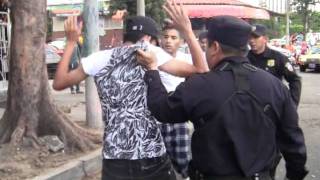 Violencia entre madridistas y barcelonistas en El Salvador.mpg