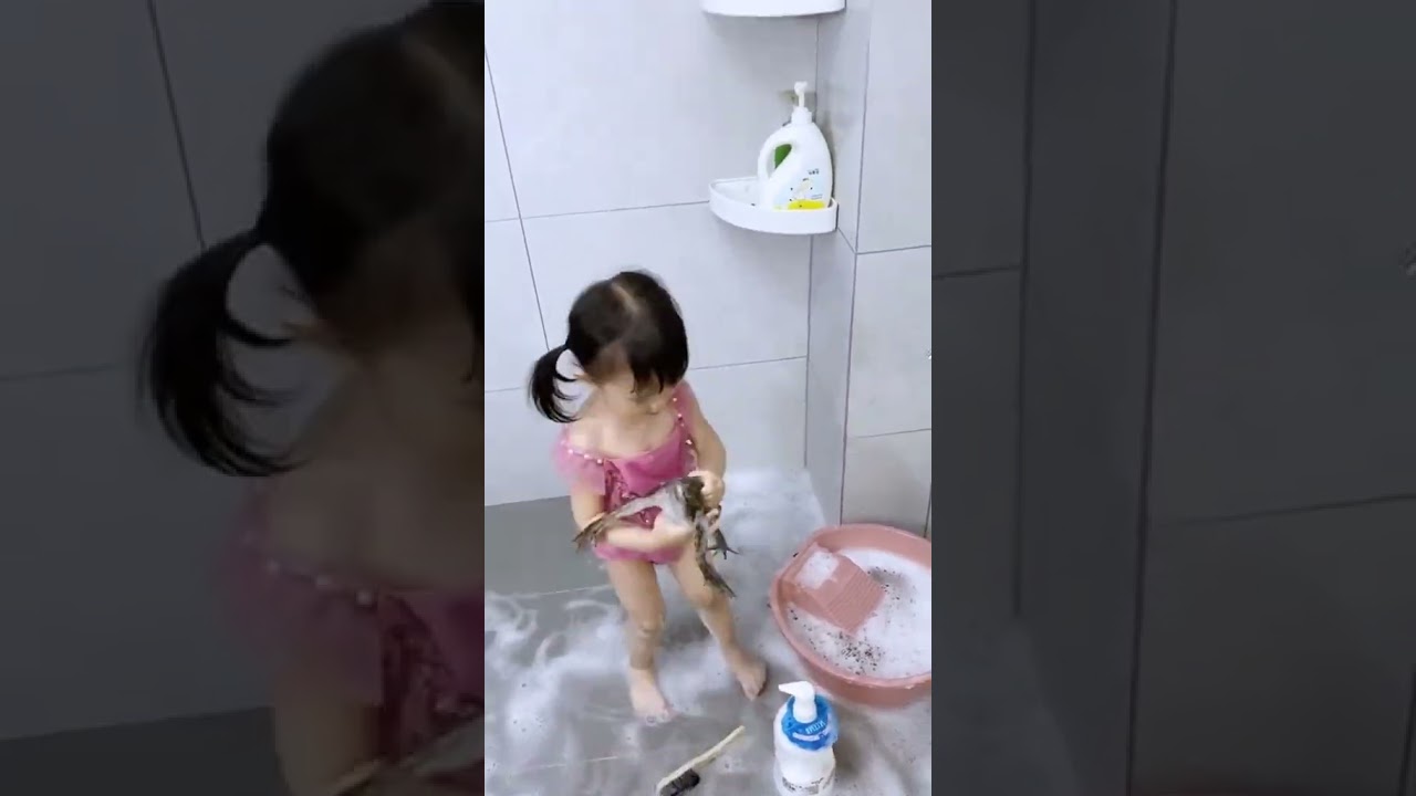 Adorable Moment: Little Girl Gives Frog a Shampoo Bath! | Noughty people