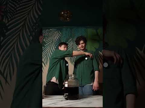 Видео: Денис Игоревич и Вячеслав Константинович в процессе прибэтчизации. #бармен #бар #кафе #коктейль