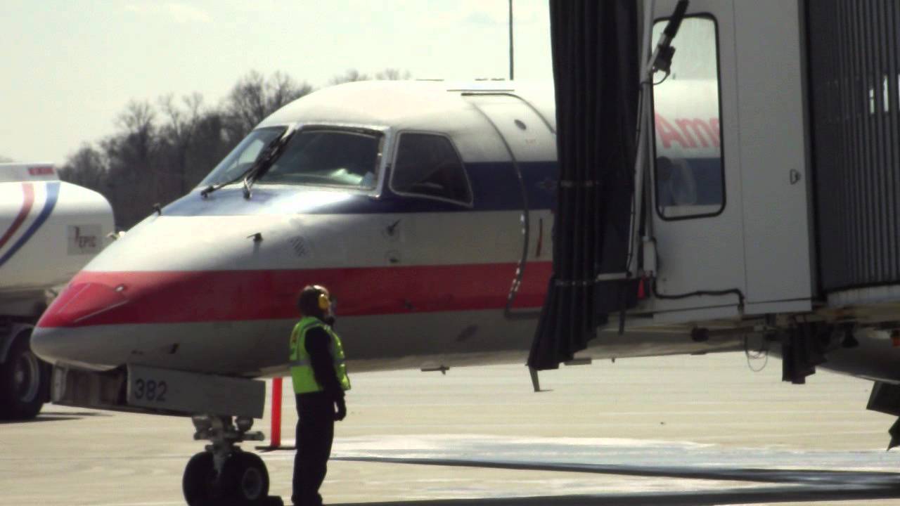 American Connection ERJ135 Taxiing into Gate 4 at Toledo Express