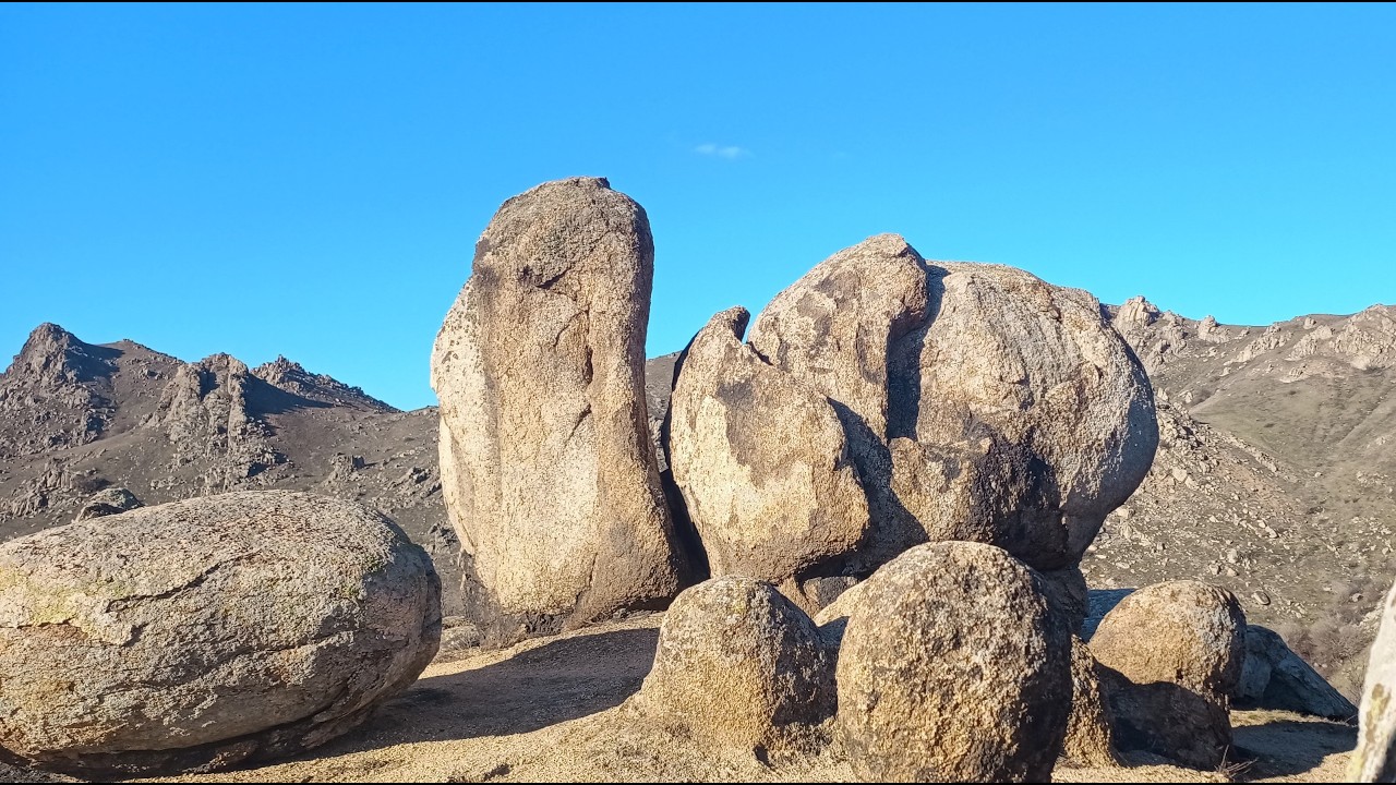 În Munții Măcin pe Culmea Pricopanului alături de cel mai bun ghid cu patru lăbuțe