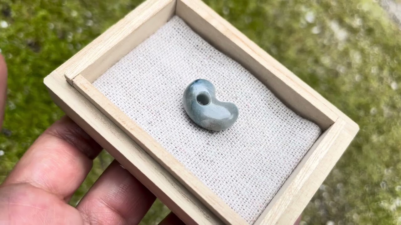 糸魚川翡翠 入りコン沢青翡翠 勾玉 18mm / IRIKONSAWA Blue Jadeit
