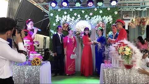 Hai ông sui uống rượu giao bôi luôn kìa// Lễ cưới vui quá mà// MC Hoàng Nhi