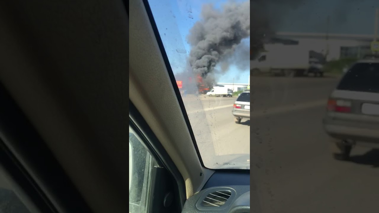 пожар. пожар в уральске. пожар в кафе библиотека на шолохова. пожар в таборинском районе свердловской области. пожарные на пожаре.