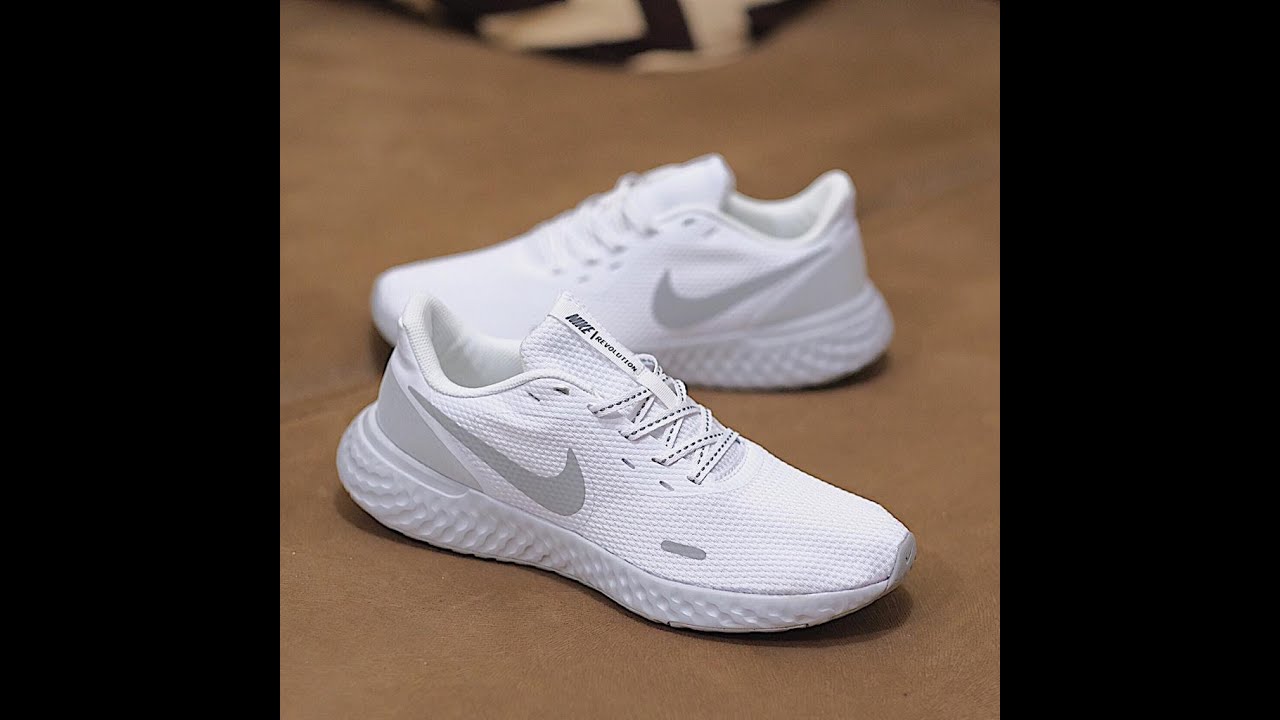 nike revolution 5 white grey