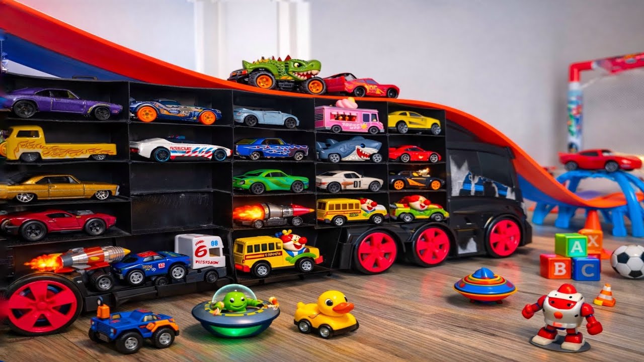 My toy cars are on the track.🏁 Oyuncak Arabalarım pistte. 🔥