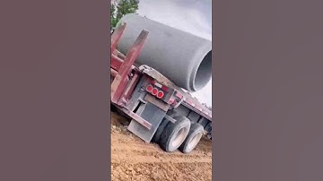 The process of unloading cement drain pipes