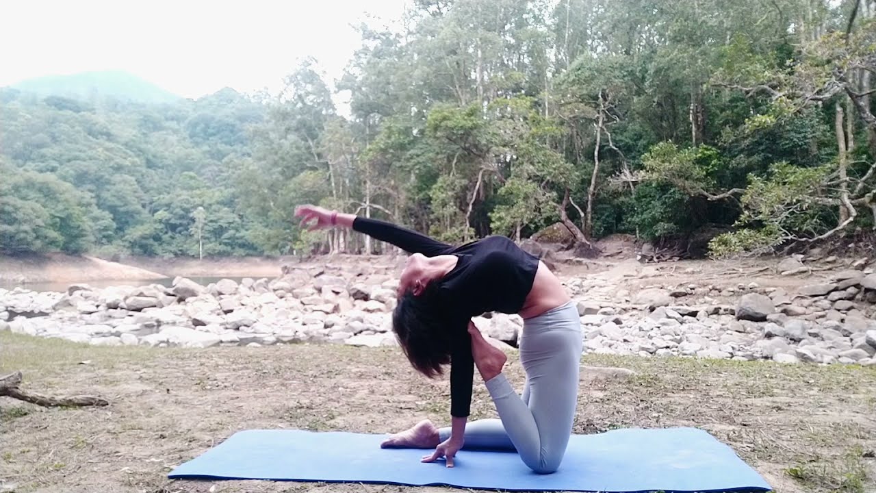 How to Do Half Camel With Raised Toe Pose in Yoga — Alo Moves